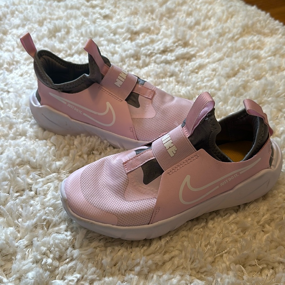 New Nike girls tennis shoes